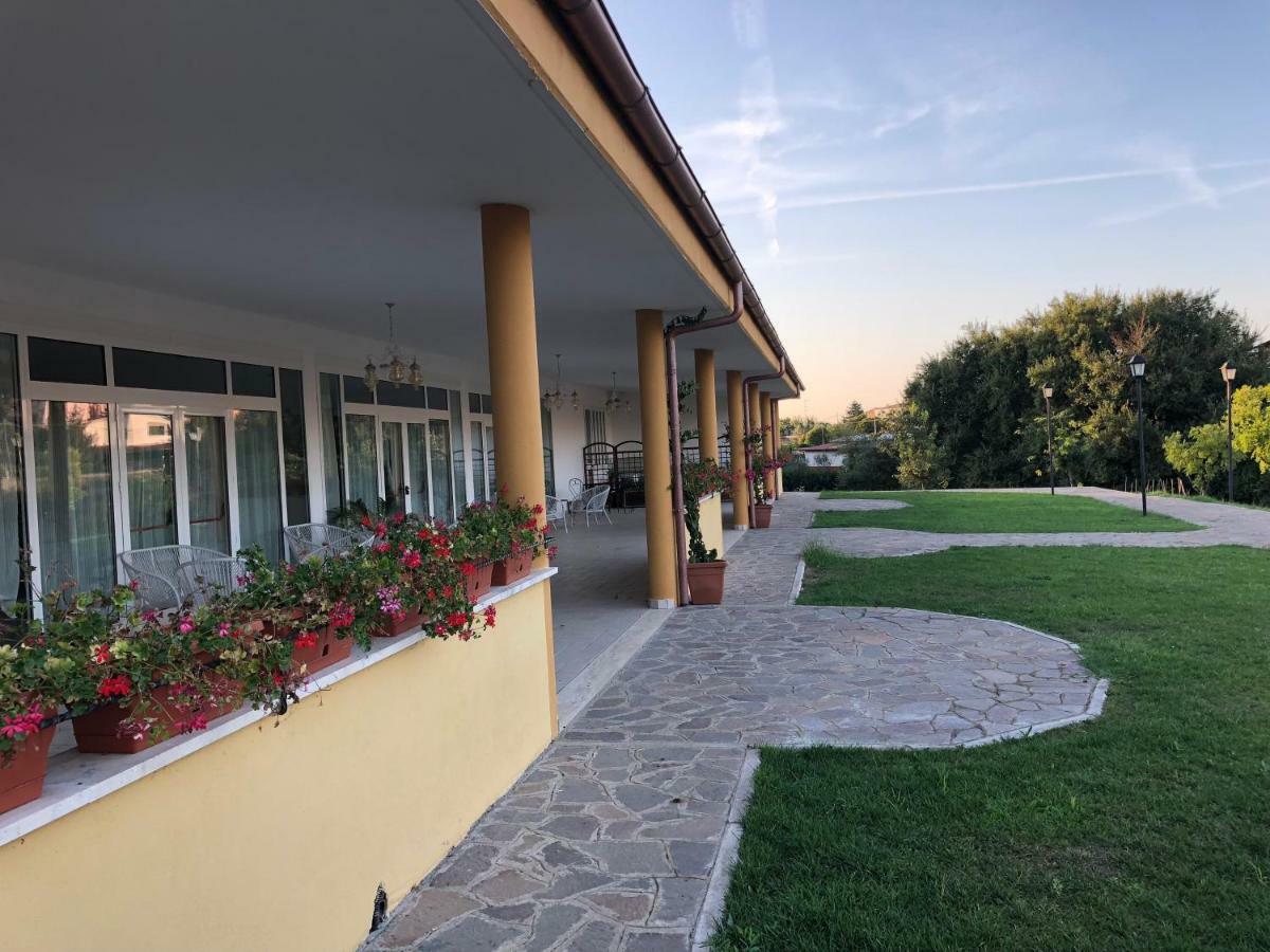 Agriturismo "Lo Zafferano" Aprilia Eksteriør bilde